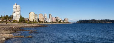 West Vancouver, British Columbia, Kanada. Güneşli bir yaz akşamı Pasifik Okyanusu kıyısındaki yerleşim yerlerinin güzel panoramik manzarası.
