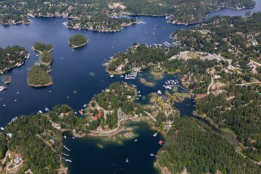 Sunshine Coast, British Columbia, Kanada. Güneşli ve sisli bir yaz sabahında Kunduz Adası ve Madeira Parkı 'nın havadan görünüşü.