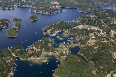 Sunshine Coast, British Columbia, Kanada. Güneşli ve sisli bir yaz sabahında Kunduz Adası ve Madeira Parkı 'nın havadan görünüşü.