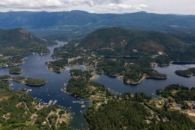 Sunshine Coast, British Columbia, Kanada. Güneşli ve sisli bir yaz sabahında Kunduz Adası ve Madeira Parkı 'nın havadan görünüşü.