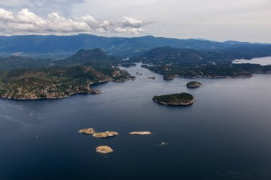 Sunshine Coast, British Columbia, Kanada. Güneşli ve sisli bir yaz sabahında Kunduz Adası ve Madeira Parkı 'nın havadan görünüşü.