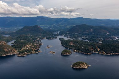 Sunshine Coast, British Columbia, Kanada. Güneşli ve sisli bir yaz sabahında Kunduz Adası ve Madeira Parkı 'nın havadan görünüşü.