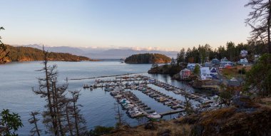 Sooke, Vancouver Adası, British Columbia, Kanada. Yaz günbatımında marinayla birlikte güzel bir panoramik manzara..