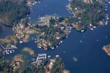 Sunshine Coast, British Columbia, Kanada. Güneşli ve sisli bir yaz sabahında Kunduz Adası ve Madeira Parkı 'nın havadan görünüşü.