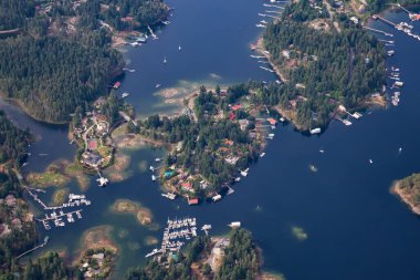Sunshine Coast, British Columbia, Kanada. Güneşli ve sisli bir yaz sabahında Kunduz Adası ve Madeira Parkı 'nın havadan görünüşü.