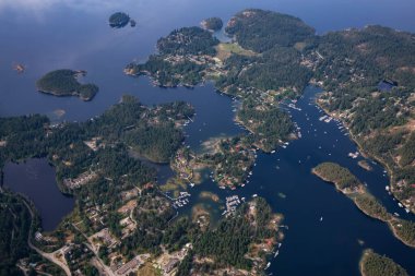 Sunshine Coast, British Columbia, Kanada. Güneşli ve sisli bir yaz sabahında Kunduz Adası ve Madeira Parkı 'nın havadan görünüşü.