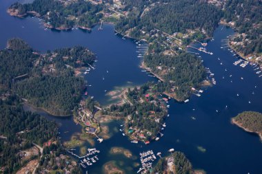 Sunshine Coast, British Columbia, Kanada. Güneşli ve sisli bir yaz sabahında Kunduz Adası ve Madeira Parkı 'nın havadan görünüşü.