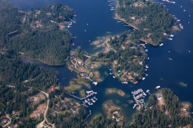 Sunshine Coast, British Columbia, Kanada. Güneşli ve sisli bir yaz sabahında Kunduz Adası ve Madeira Parkı 'nın havadan görünüşü.