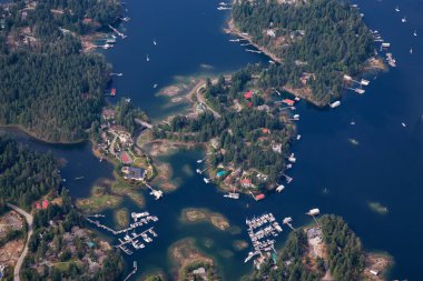 Sunshine Coast, British Columbia, Kanada. Güneşli ve sisli bir yaz sabahında Kunduz Adası ve Madeira Parkı 'nın havadan görünüşü.