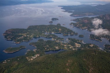 Sunshine Coast, British Columbia, Kanada. Güneşli ve sisli bir yaz sabahında Kunduz Adası ve Madeira Parkı 'nın havadan görünüşü.