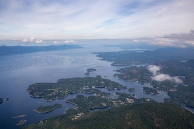 Sunshine Coast, British Columbia, Kanada. Güneşli ve sisli bir yaz sabahında Kunduz Adası ve Madeira Parkı 'nın havadan görünüşü.