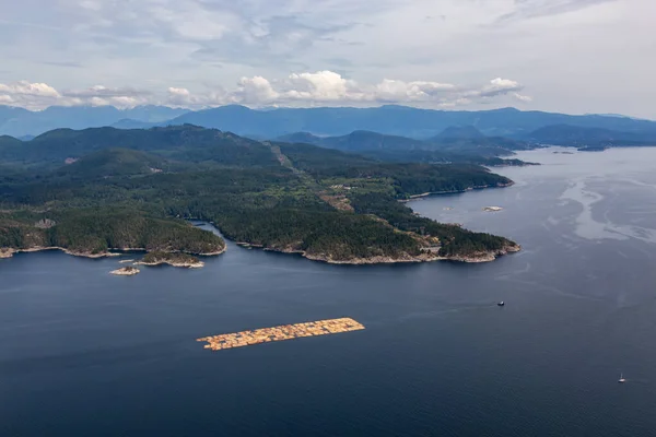 Letecký Pohled Vlečný Člun Vlečný Dřevo Oceánu Horskou Krajinou Pozadí — Stock fotografie