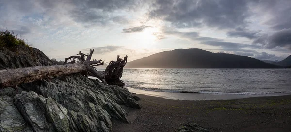 Port Renfrew Vancouver Adası Kanada Bulutlu Bir Yaz Günbatımında Küçük — Stok fotoğraf