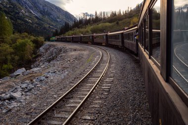 Skagway, Alaska, ABD - 24 Eylül 2019: Eski Tarihi Demiryolu Treni bulutlu bir yaz sabahı turistlerle birlikte Beyaz Geçit 'e çıkıyor.