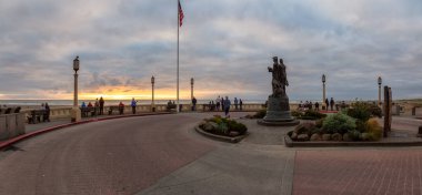Seaside, Oregon, Amerika Birleşik Devletleri - 6 Eylül 2019: Dramatik ve renkli bir yaz günbatımı sırasında Güzel Panoramik Sahili.