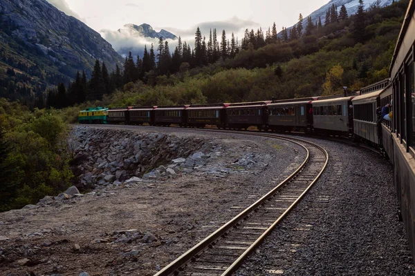 2019年9月24日 美国阿拉斯加州斯卡威 在一个多云的夏日早晨 古老的历史性铁路列车将与游客一起登上白色山口 — 图库照片