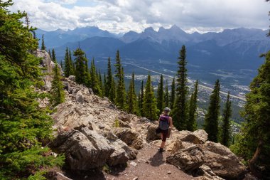Maceracı Kız bulutlu ve yağmurlu bir gün boyunca kayalık bir dağkadar yürüyüş olduğunu. Lady Macdonald, Canmore, Alberta, Kanada'dan alındı.