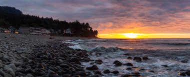 Deniz kenarı, Oregon Sahili, Amerika Birleşik Devletleri. Pasifik Okyanusu 'ndaki Rocky Sahili' nin güzel Panoramik Manzarası dramatik bir yaz günbatımı sırasında.