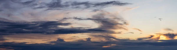 Wunderschöner Blick Auf Die Wolkenlandschaft Bei Einem Farbenfrohen Sommersonnenuntergang Aufgenommen — Stockfoto