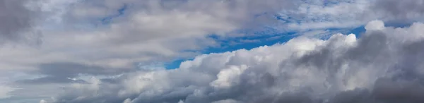 Krásný Panoramatický Výhled Puffy Cloudscape Během Pestrého Letního Dne Pořízeno — Stock fotografie