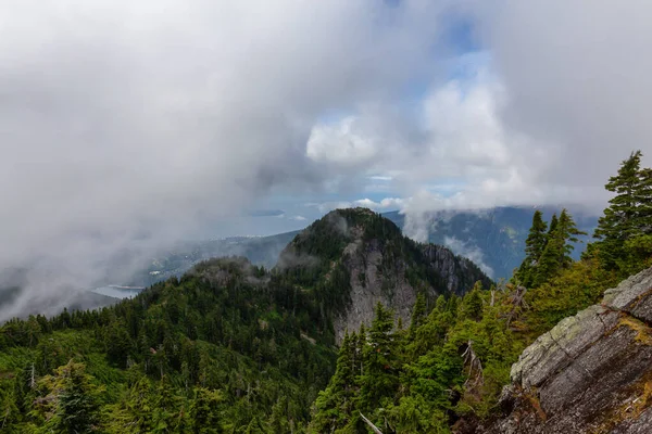 在多云的夏日早晨 加拿大山景的美丽景色 拍摄于加拿大不列颠哥伦比亚省北温哥华的皇冠山 — 图库照片