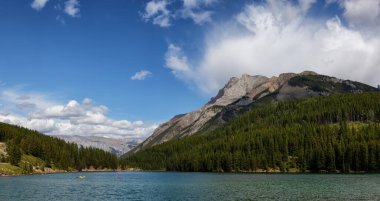 Güneşli bir yaz gününde Iki Jack Gölü Güzel Görünümü. Alınan Banff Ulusal Parkı, Alberta, Kanada.