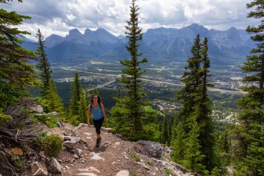 Maceracı Kız bulutlu ve yağmurlu bir gün boyunca kayalık bir dağkadar yürüyüş olduğunu. Lady Macdonald, Canmore, Alberta, Kanada'dan alındı.