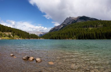 Güneşli bir yaz gününde Iki Jack Gölü Güzel Görünümü. Alınan Banff Ulusal Parkı, Alberta, Kanada.