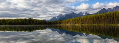 Kanadalı Rocky Dağı manzarası ile çevrili Herbert Gölü 'nün güzel Panoramik Manzarası yaz gündoğumunda. Banff, Alberta, Kanada 'da çekildi.