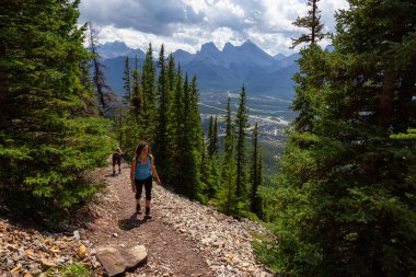 Maceracı Kız bulutlu ve yağmurlu bir gün boyunca kayalık bir dağkadar yürüyüş olduğunu. Lady Macdonald, Canmore, Alberta, Kanada'dan alındı.