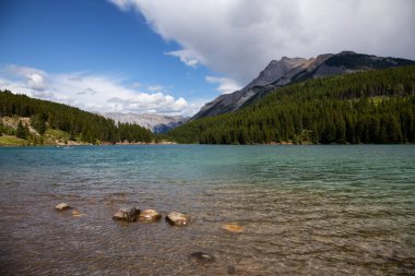 Güneşli bir yaz gününde Iki Jack Gölü Güzel Görünümü. Alınan Banff Ulusal Parkı, Alberta, Kanada.
