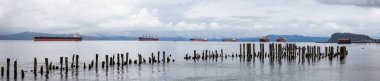 Astoria, Oregon, Birleşik Devletler. Colombia Nehri 'nin bulutlu bir yaz sabahı güzel panoramik manzarası.
