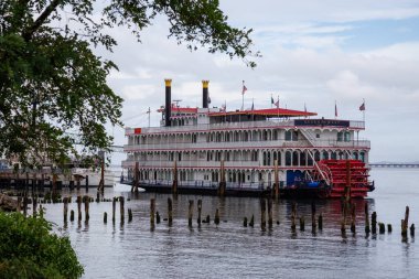 Astoria, Oregon, Amerika Birleşik Devletleri - 9 Eylül 2019: Sternwheeler bulutlu bir yaz sabahı Columbia Nehri 'ndeki marinada park etti..