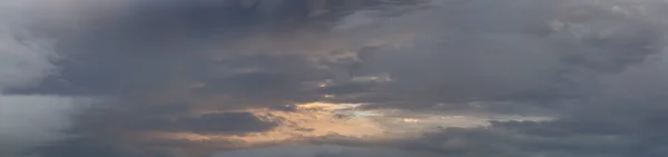 Piękny Panoramiczny Widok Chmury Podczas Kolorowego Letniego Zachodu Słońca Zrobione — Zdjęcie stockowe