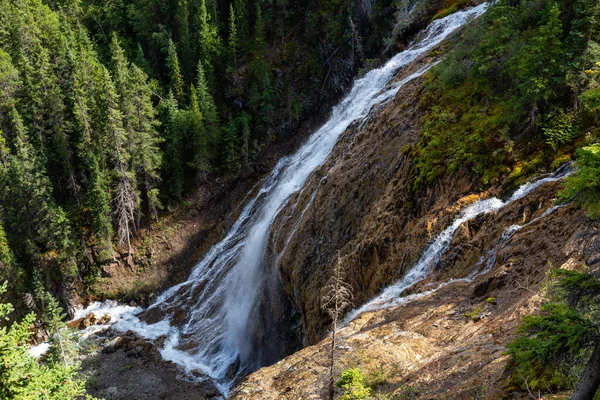 Krásný Výhled Vodopád Blízkosti Jezera Grassi Během Živého Letního Dne — Stock fotografie