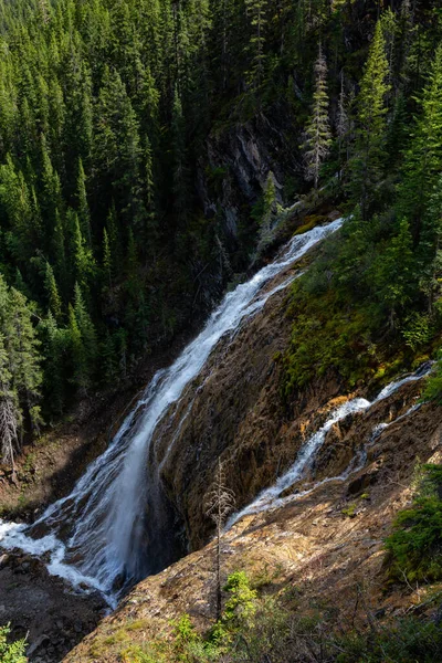 在一个生机勃勃的夏日里 格蕾西湖畔瀑布的美丽景色 在加拿大艾伯塔省坎莫尔拍摄 — 图库照片