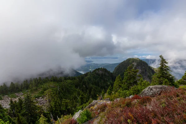 Hermosa Vista Del Paisaje Montañoso Canadiense Durante Una Mañana Nublada — Foto de Stock