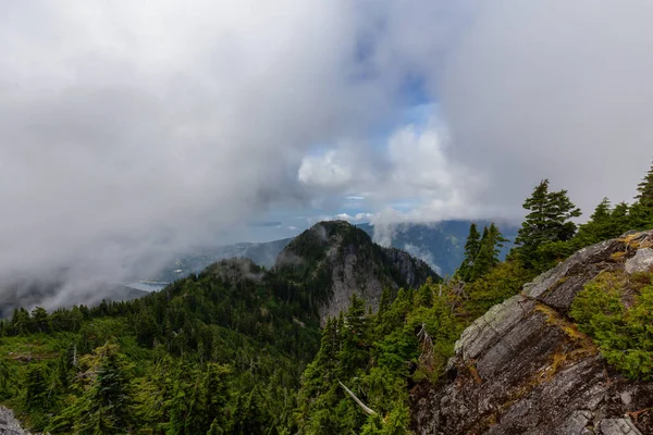 Hermosa Vista Del Paisaje Montañoso Canadiense Durante Una Mañana Nublada —  Fotos de Stock