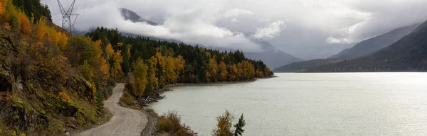 在一个多云的秋日 加拿大自然风景秀丽的全景景观 摄于加拿大不列颠哥伦比亚省彭伯顿Lillooet湖 — 图库照片