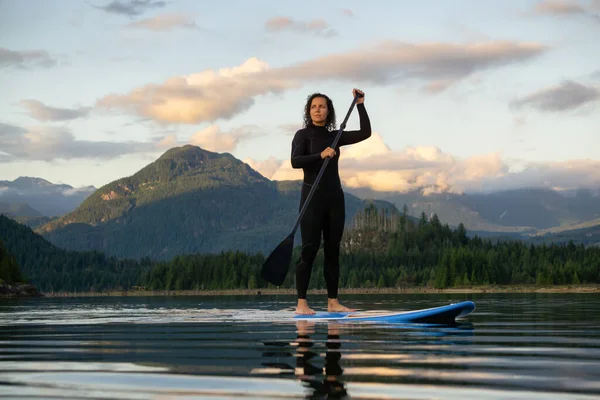 Avontuurlijk Meisje Een Paddle Board Peddelt Een Rustig Meer Met — Stockfoto