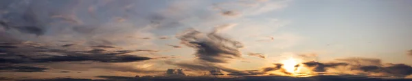 Bela Vista Panorâmica Paisagem Nublada Durante Pôr Sol Colorido Verão — Fotografia de Stock