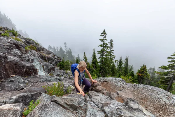모험심많은 소녀는 구름낀 여름날 지대의 아름다운 하이킹하고 캐나다의 노스밴쿠버에 산에서 — 스톡 사진