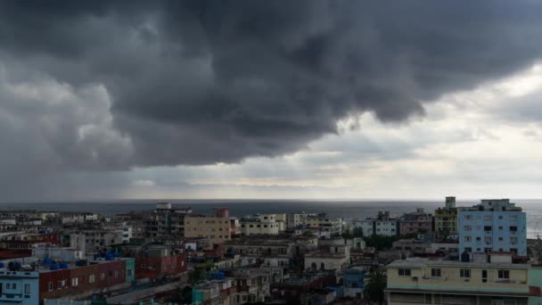 Bulutlu Renkli Bir Günbatımında Ciego Avila Adlı Küçük Bir Küba — Stok video