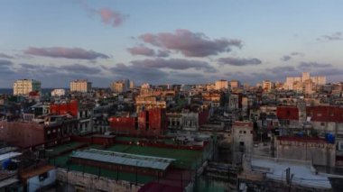 Bulutlu ve renkli bir günbatımında Ciego de Avila adlı küçük bir Küba kasabasının hava panoramik manzarası. Orta Küba 'da yer almaktadır..