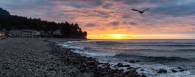 Deniz kenarı, Oregon Sahili, Amerika Birleşik Devletleri. Pasifik Okyanusu 'ndaki Rocky Sahili' nin güzel Panoramik Manzarası dramatik bir yaz günbatımı sırasında.