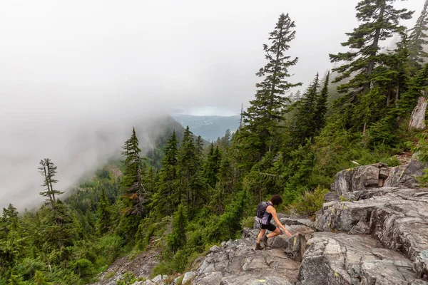 모험심많은 소녀는 구름낀 여름날 지대의 아름다운 하이킹하고 캐나다의 노스밴쿠버에 산에서 — 스톡 사진