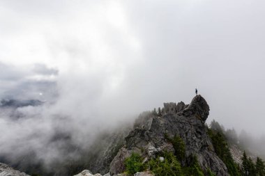 Bulutlu bir yaz sabahı sırasında Kanada Dağ Manzara Güzel Görünümü. Crown Mountain, North Vancouver, British Columbia, Kanada'da ele alındı.