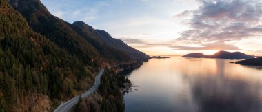 Horseshoe Bay, West Vancouver, British Columbia, Kanada yakınlarındaki Howe Sound 'da Sea' den Sky Hwy 'ye. Sonbahar sezonunda renkli bir günbatımı sırasında havadan panoramik manzara.