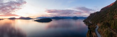 Horseshoe Bay, West Vancouver, British Columbia, Kanada yakınlarındaki Howe Sound 'da Sea' den Sky Hwy 'ye. Sonbahar sezonunda renkli bir günbatımı sırasında havadan panoramik manzara.