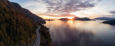 Horseshoe Bay, West Vancouver, British Columbia, Kanada yakınlarındaki Howe Sound 'da Sea' den Sky Hwy 'ye. Sonbahar sezonunda renkli bir günbatımı sırasında havadan panoramik manzara.